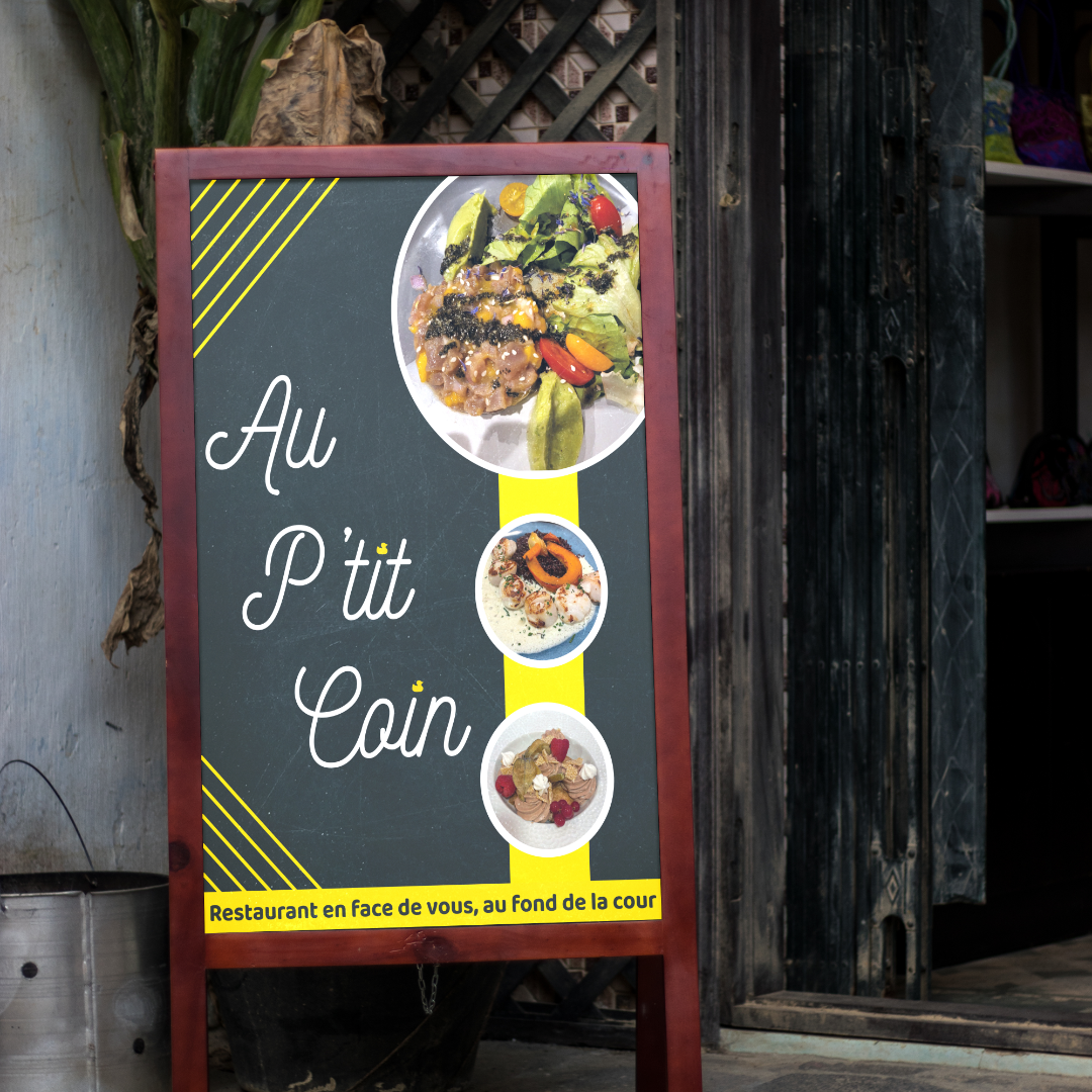Affiche réalisée par l'agence de communication Okami pour le restaurant Au P'tit Coin. L'affiche est sur fond gris anthracite avec le logo du restaurant sur la gauche et trois photos de plats dans des ronds sur la droite, avec quelques traits décoratifs jaunes dans les coins gauches.