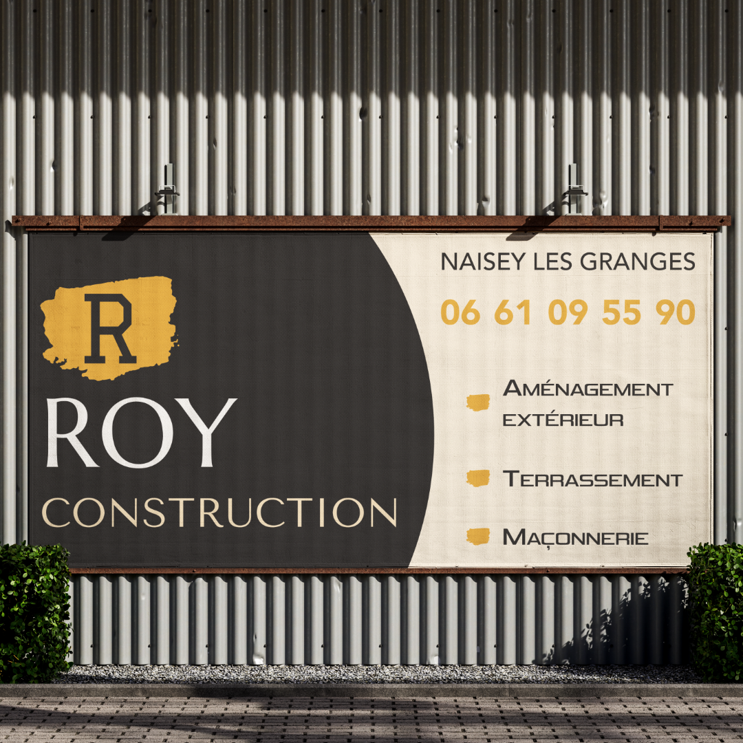 Banderole réalisée par l'agence de communication Okami pour l'entreprise Roy Construction, avec sur la partie gauche le logo de l'entreprise sur fond gris et sur la partie droite, les coordonnées de l'entreprise et ses services en dessous sur fond orangé.