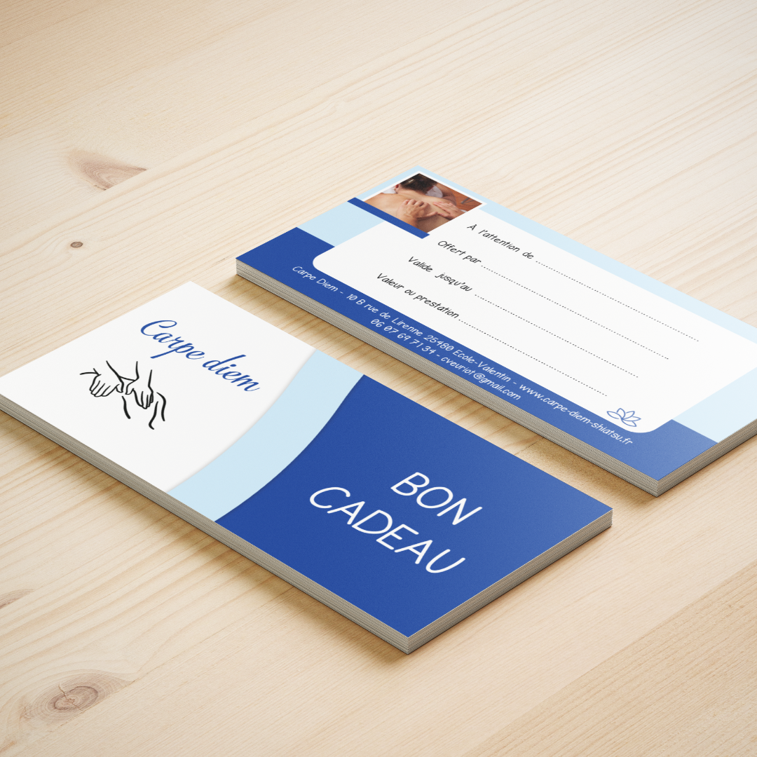 Bons cadeaux conçus par l'agence de communication Okami pour l'institut de massage Carpe Diem. Au recto, le logo apparaît sur un fond blanc à gauche, tandis que 'Bon Cadeau' est inscrit en blanc sur un fond bleu foncé à droite, séparés par une courbe bleu clair. Au verso, la partie supérieure est bleu clair et la partie inférieure bleu foncé. Les informations à compléter sont placées dans un cadre aux bords arrondis sur fond blanc. En dessous, les coordonnées de l'entreprise figurent sur le fond bleu foncé. Une photo de massage est intégrée dans un carré en haut à gauche.