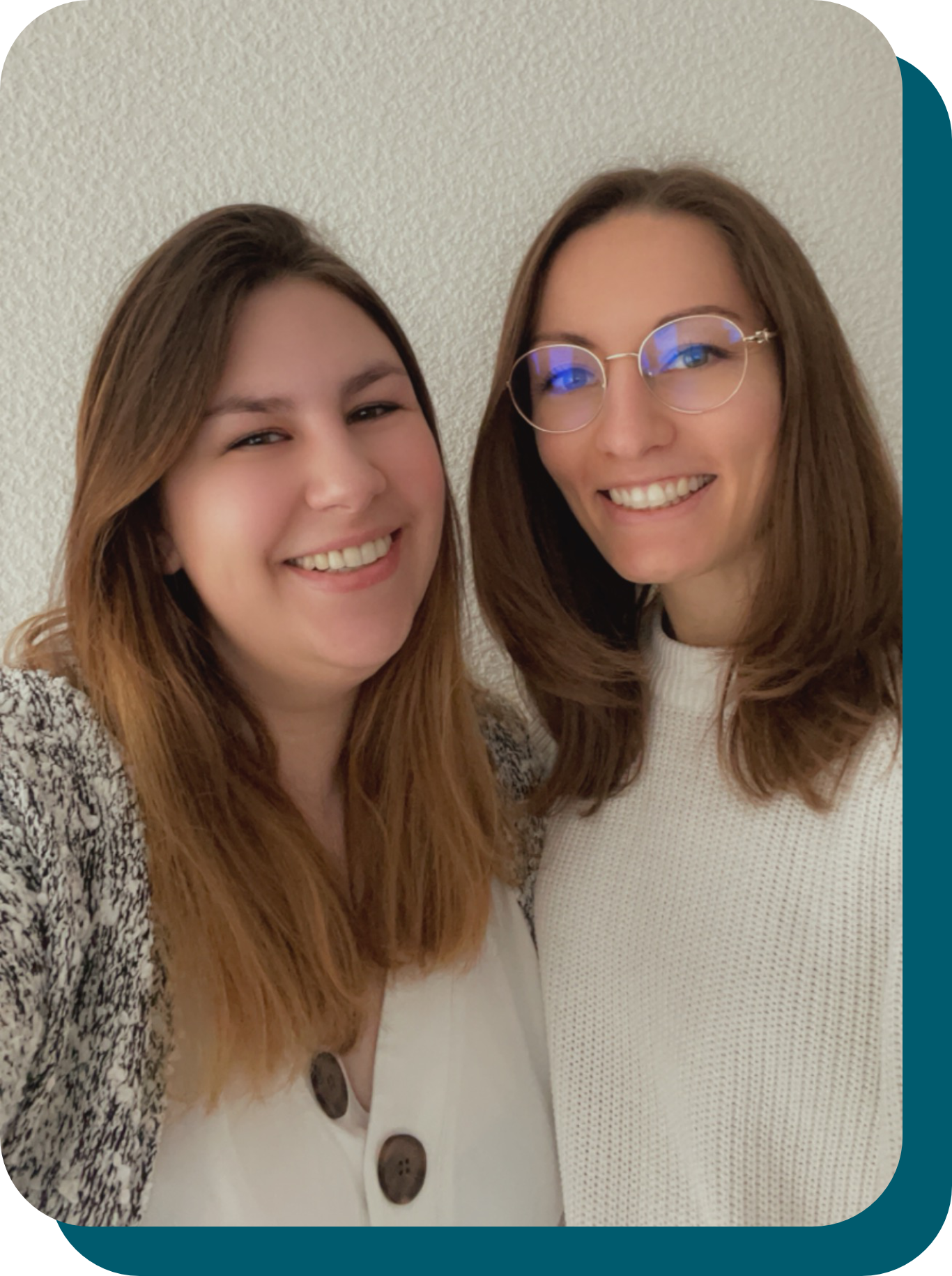 Portrait des deux dirigeantes d'Okami. Chloé à gauche et Marie-Morgane à droite.