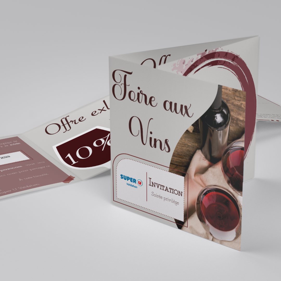 Invitation sous forme de dépliant trois volets, conçues par l'agence de communication Okami pour le Super U de Valdahon, à l'occasion de la Foire aux Vins, avec un design élégant et professionnel dans les tons gris et bordeaux.