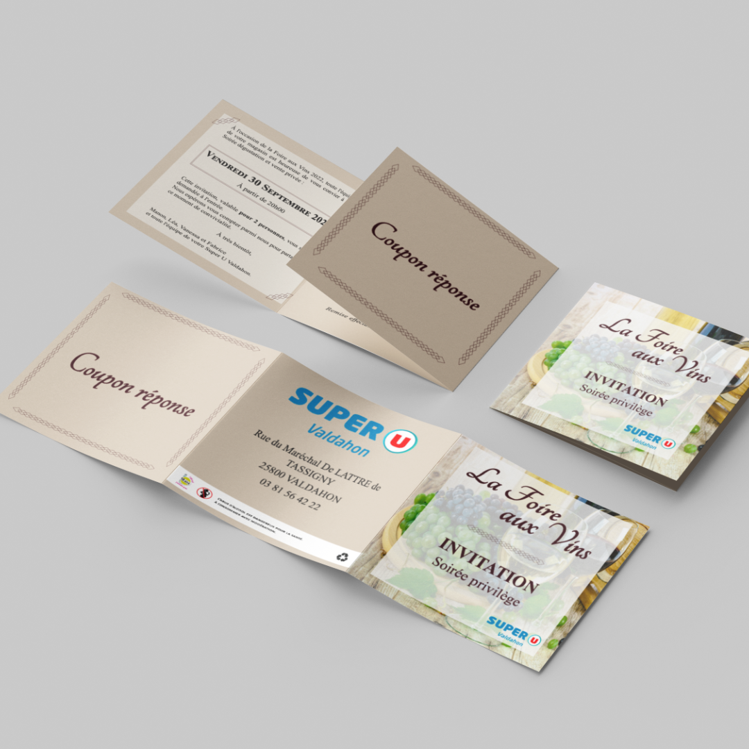 Invitation sous forme de dépliant trois volets conçu par l'agence de communication Okami pour le Super U de Valdahon, à l'occasion de la Foire aux Vins 2022, avec un design élégant et professionnel dans les tons beiges et bordeaux.
