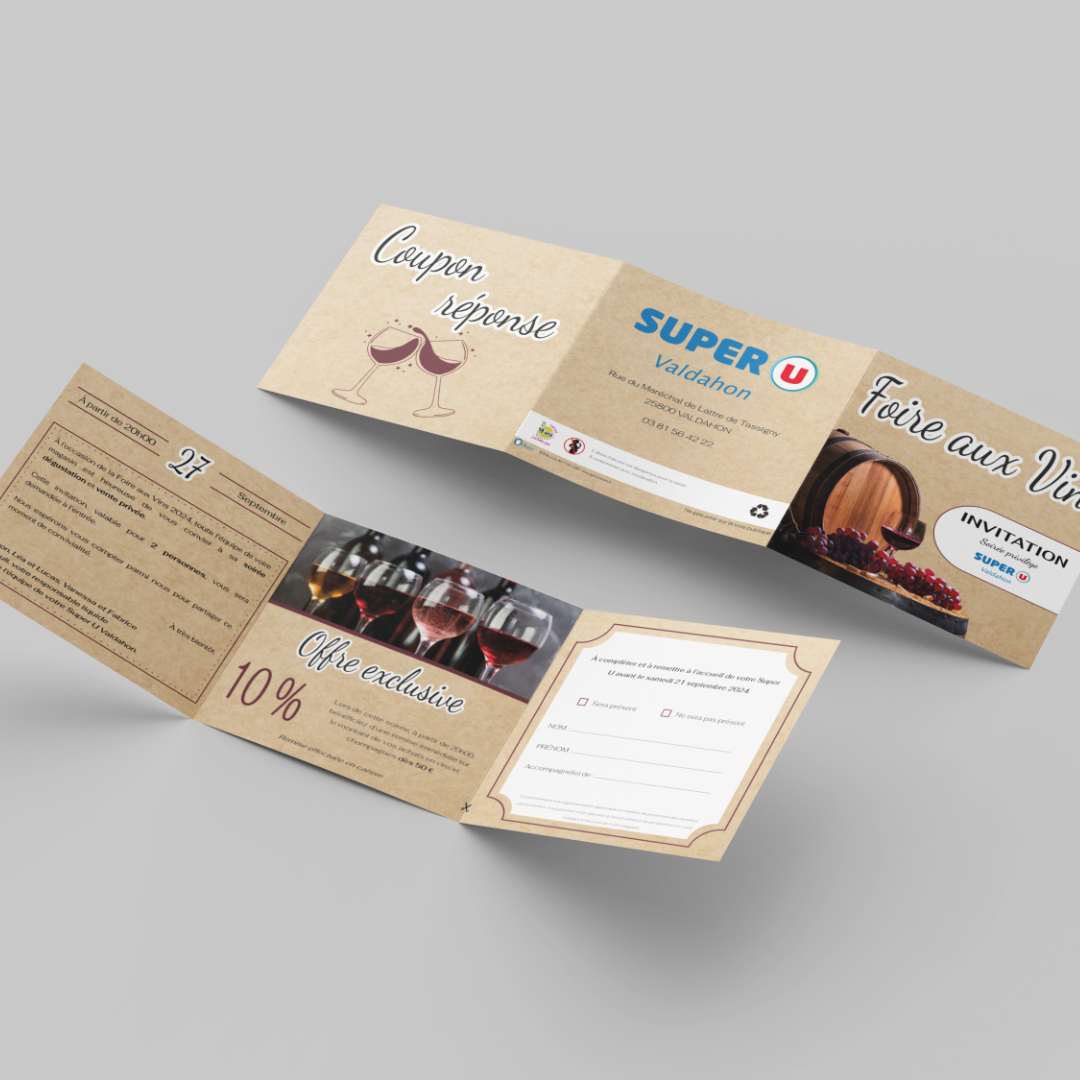 Invitation sous forme de dépliant trois volets conçu par l'agence de communication Okami pour le Super U de Valdahon, à l'occasion de la Foire aux Vins 2024, avec un design élégant et professionnel, des touches de bordeaux et un fond texturé en papier kraft.