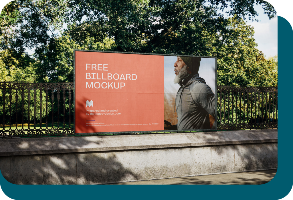 Banderole publicitaire avec un graphisme moderne et attrayant, accrochée sur les barreaux d'un muret encadrant un parc avec des arbres.