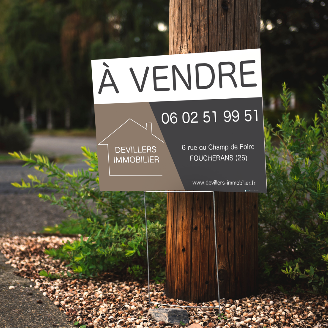Panneaux immobiliers conçus par l'agence de communication Okami pour l'agence Devillers Immobilier, avec un design simple, clair et professionnel.