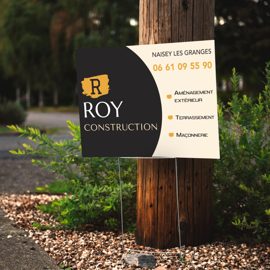 Panneaux de fin de chantier conçus par l'agence de communication Okami pour Roy Construction, avec un design simple, clair et professionnel reprenant le logo à gauche sur fond noir et les services et coordonnées à droite sur fond orangé.