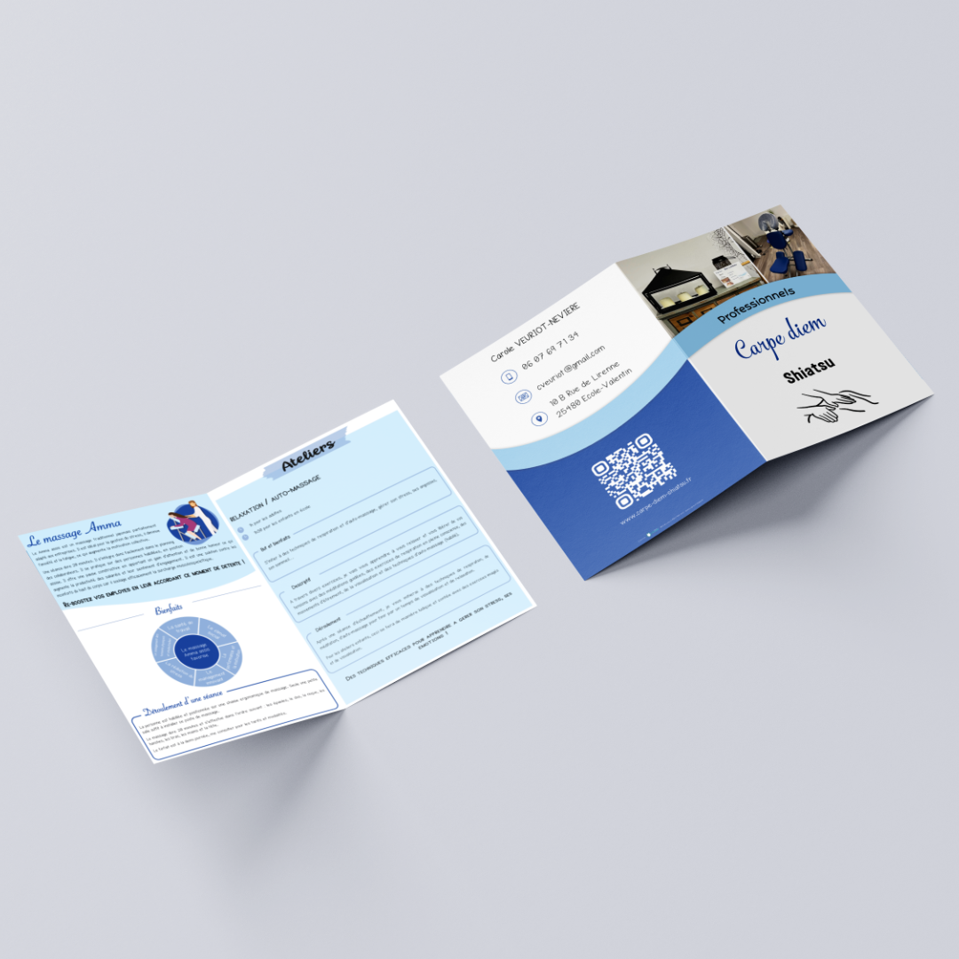 Plaquettes deux volets conçues par l'agence de communication Okami pour l'institut de massage Carpe Diem, dans des tons bleus et avec des formes arrondies symbolisant la douceur.