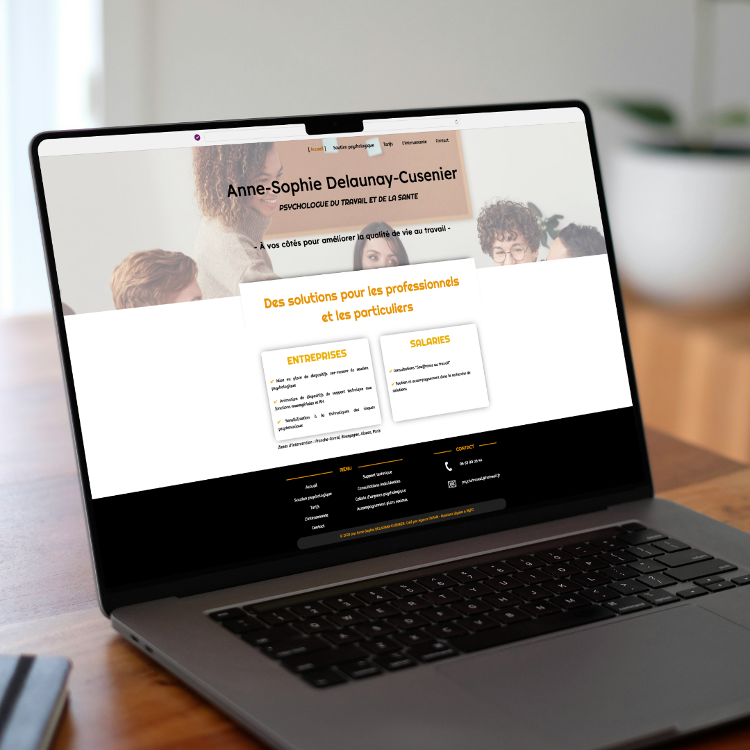 Ordinateur portable allumé sur le site Internet de la psychologue du travail et de la santé Anne-Sophie Delaunay-Cusenier, réalisé par l'agence de communication Okami.