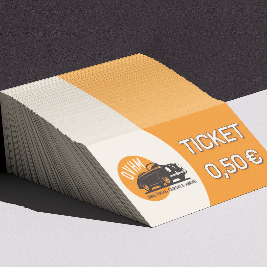 Pile de tickets créés par l'agence de communication Okami pour l'association Ornans Véhicules Historiques et Miniatures. Sur les tickets, le logo est à gauche sur fond beige et la mention "ticket" et le tarif "0,50€" sont indiqués sur la droite en blanc avec un contour noir sur un fond orange. Les deux parties sont séparées par un arrondi rappelant le rond du logo.