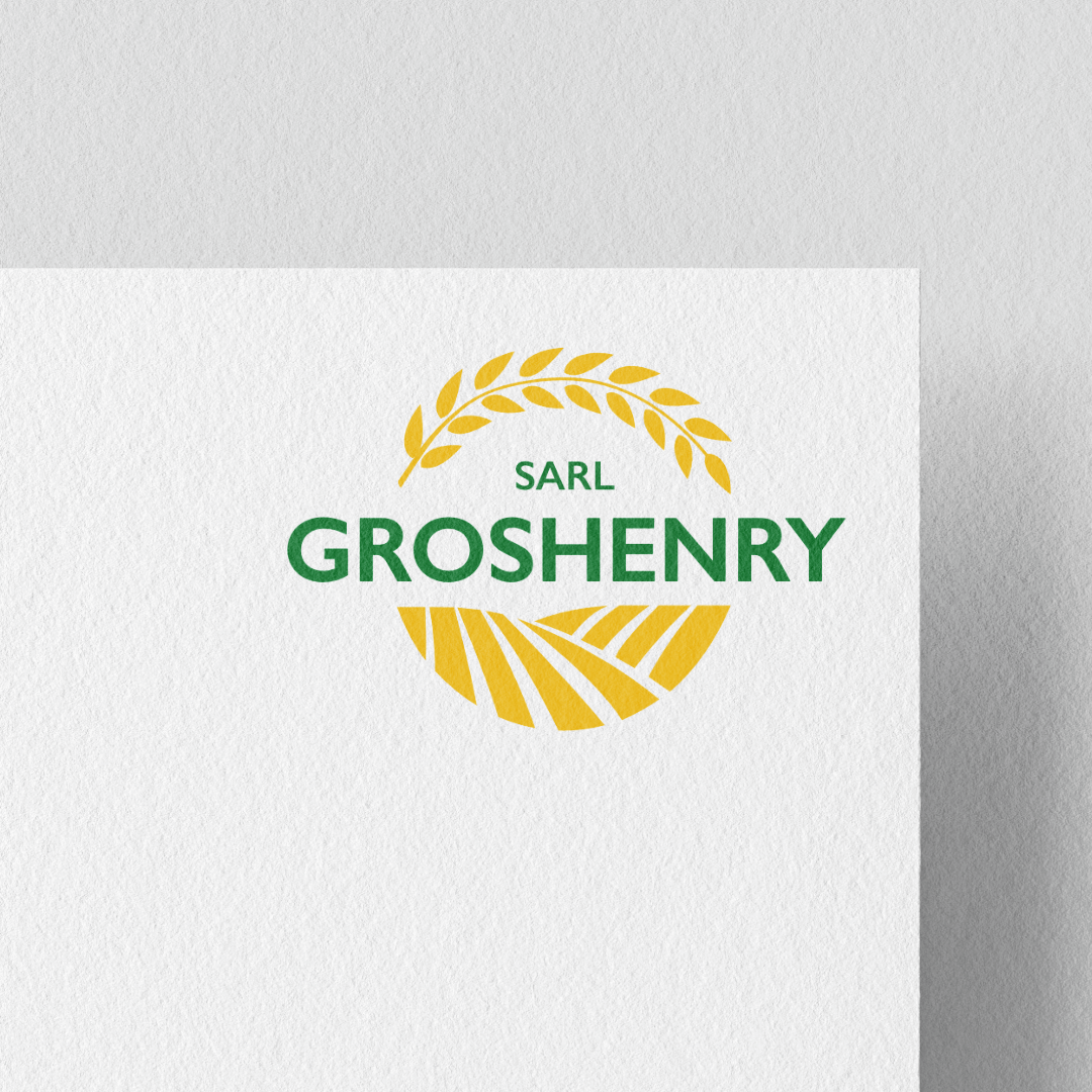Logo de l’entreprise agricole SARL Groshenry, conçu par l’agence Okami : une composition circulaire associant un épi de blé stylisé et des sillons de champ en jaune, avec le nom « GROSHENRY » en lettres majuscules vertes et le mot « SARL » en plus petit au-dessus.