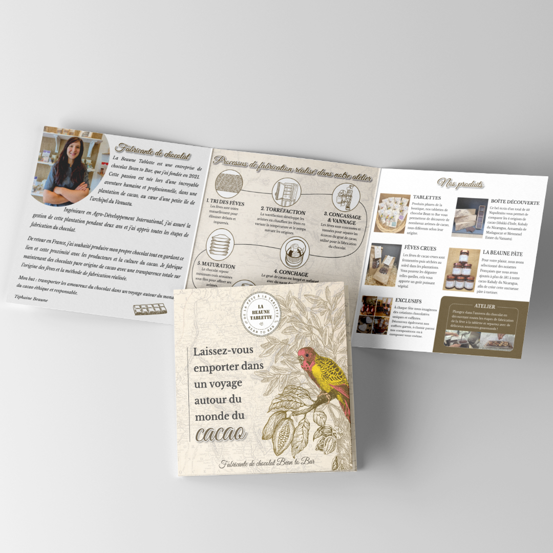Brochure dépliée et fermée de présentation de La Beaune Tablette. L’image montre un dépliant à trois volets : la couverture illustrée avec une perruche colorée, l’intérieur avec un schéma retraçant toutes les étapes de fabrication du chocolat, une présentation de Tiphaine Beaune, la gérante avec une photo d'elle, et une page présentant les différents produits qu'elle vend en boutique.